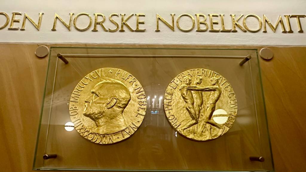 ARCHIV - Die Vorder- und Rückseite der Medaille für den Friedensnobelpreis sind im norwegischen Nobelinstitut in Oslo ausgestellt. In diesem Gebäude wird in Kürze bekanntgegeben, wer den Friedensnobelpreis erhält. Foto: Steffen Trumpf/dpa