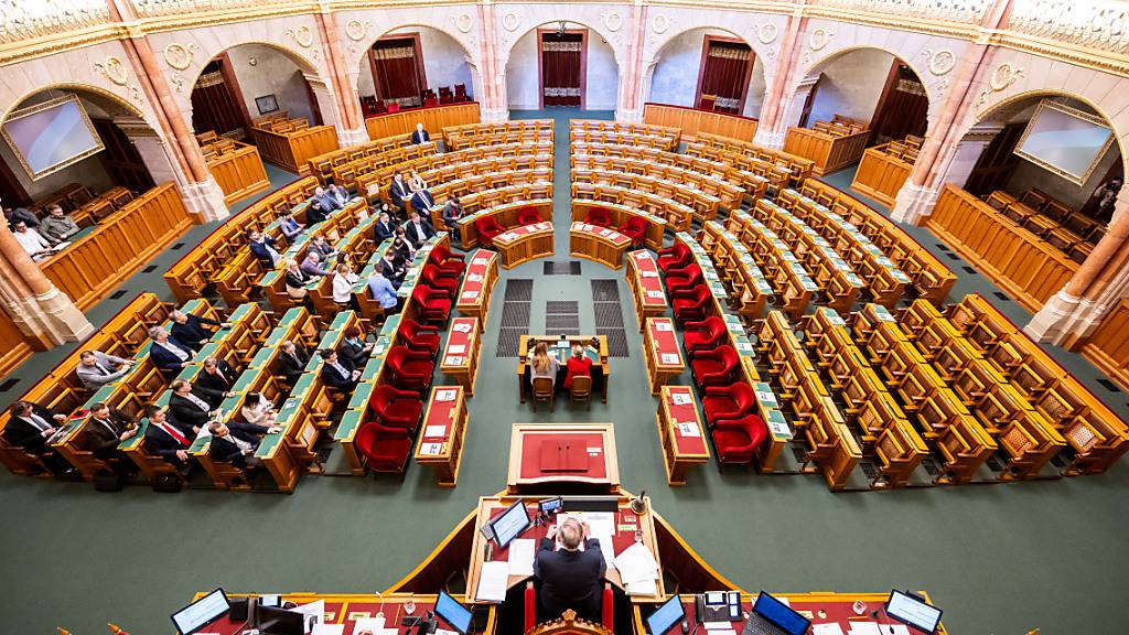 ARCHIV - Die meisten Sitze im ungarischen Parlament bleiben während der von der Opposition einberufenen Parlamentssitzung leer, da die Regierungsparteien Fidesz und KDNP der Abstimmung über die Ratifizierung der schwedischen NATO-Mitgliedschaft fernbleiben. Foto: Marton Monus/dpa