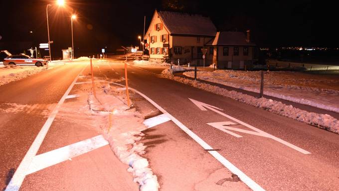 Betrunkener flüchtet vor Polizei und baut Unfall