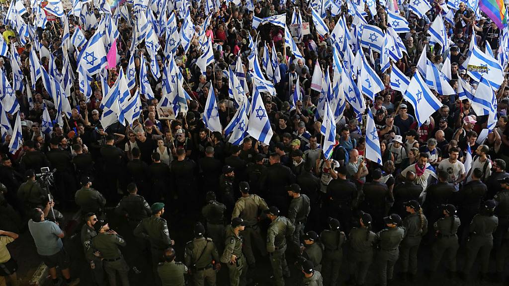 Proteste gegen die Justizreform am Ben-Gurion-Flughafen in der Nähe von Tel Aviv. Foto: Ariel Schalit/AP