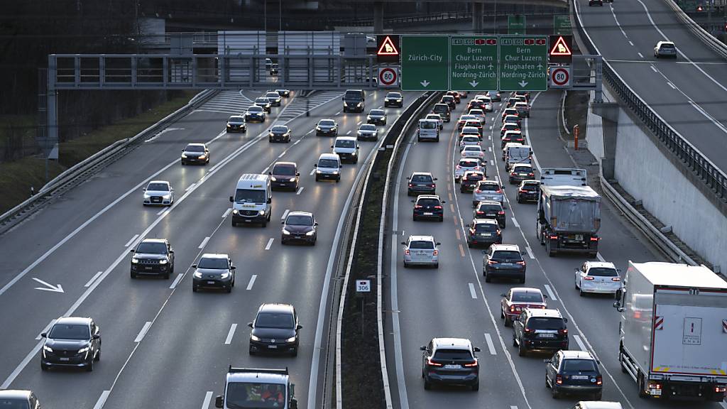 Bundesrat und Parlament wollen die Schweizer Autobahnen ausbauen. (Archivbild)