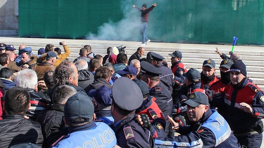 Die Polizei in Tirana ging mit Wasserwerfern und Tränengas gegen Demonstranten vor.