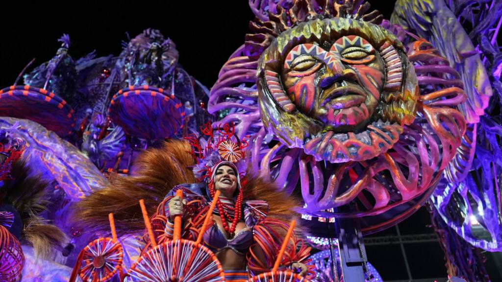 Spektakel am Zuckerhut: Karnevalsumzüge im Sambodrom in Rio