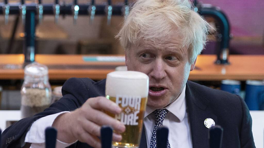 ARCHIV - Boris Johnson, Premierminister von Großbritannien, hält bei einem Besuch in der Fourpure-Brauerei ein Bier in der Hand. Foto: Dan Kitwood/PA Wire/dpa