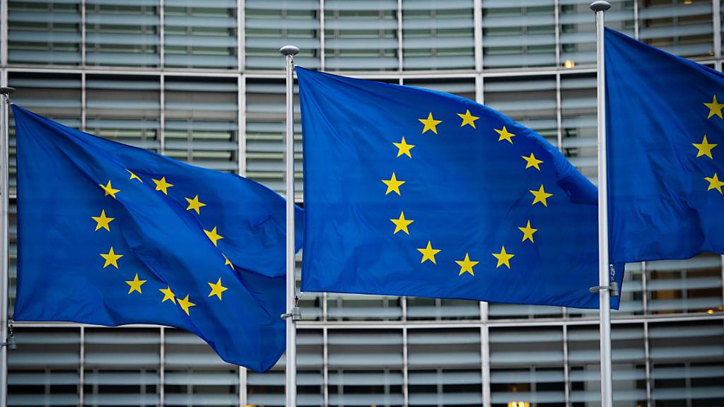 ARCHIV - Flaggen der Europäischen Union wehen vor dem Berlaymont-Gebäude der Europäischen Kommission in Brüssel. Mit ihrem neuen Türkei-Bericht übt die EU-Kommission scharfe Kritik an der Staatsführung von Präsident Erdogan. Foto: Arne Immanuel Bänsch/dpa