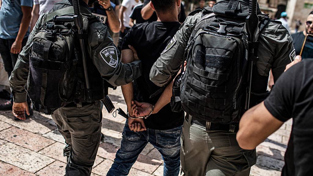 Bereits gestern nahmen israelische Polizisten nach Zusammenstößen auf dem Tempelberg mehrere Männer fest. Foto: Ilia Yefimovich/dpa