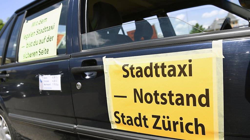 Die Uber-Konkurrenz hat die Zürcher Taxifahrer auf die Barrikaden getrieben. In einem Bericht hat der Bundesrat nun die Chancen und Risiken der digitalen Wirtschaft untersucht. (Archivbild)