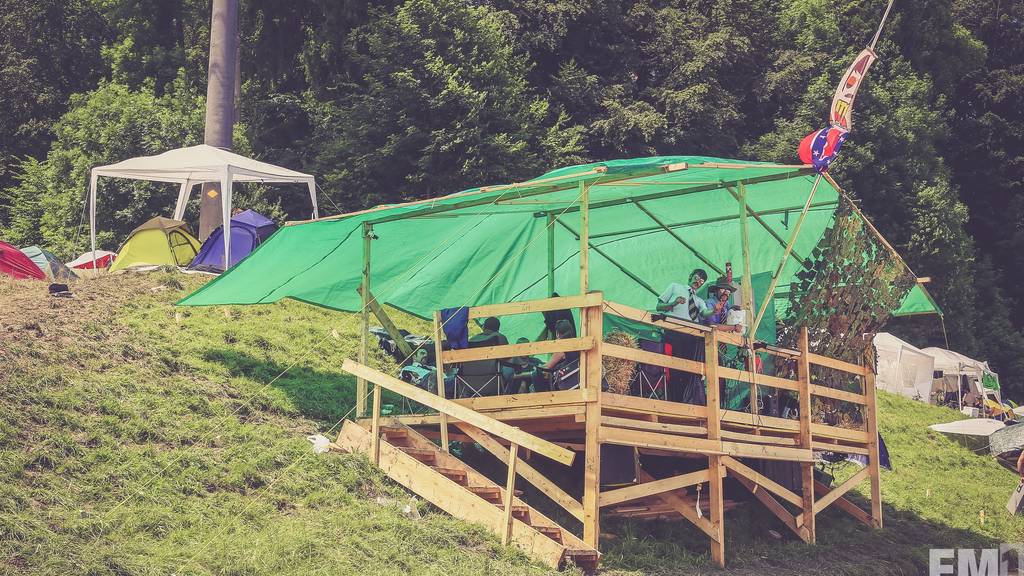 Die Flawiler «Sabotage-Crew» hat das auffälligste Zelt am OpenAir St.Gallen. (rar)