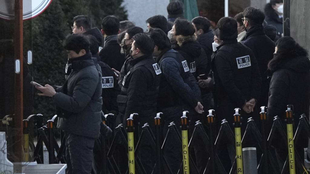 dpatopbilder - Polizeibeamte treffen am Tor der Präsidentenresidenz ein. Foto: Lee Jin-man/AP/dpa