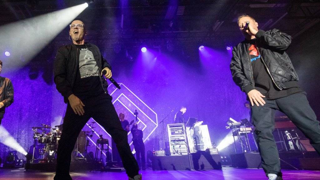 Stehen seit 30 Jahren gemeinsam auf der Bühne: Michi Beck, Smudo und Thomas D sowie im Hintergrund And.Ypsilon als Die Fantastischen Vier. (KEYSTONE/DPA/Daniel Karmann)