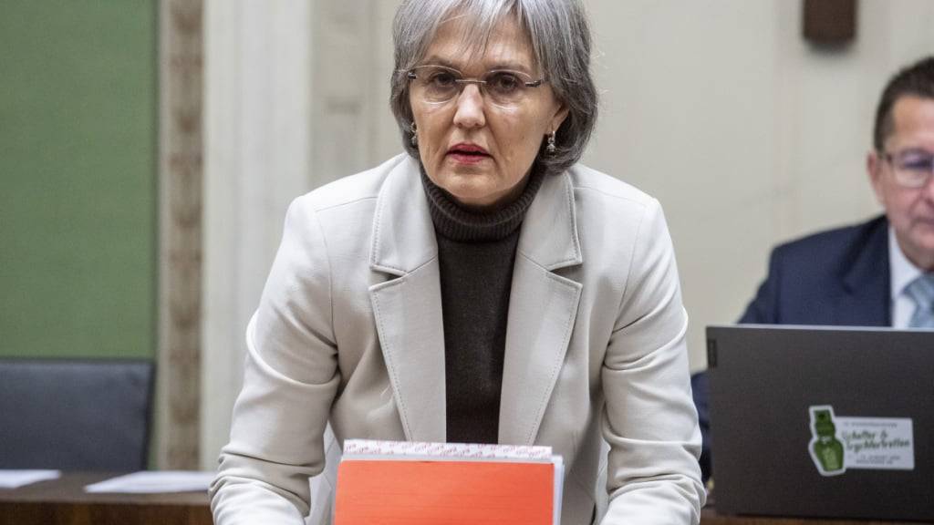 Die Zuger Volkswirtschaftsdirektorin Silvia Thalmann-Gut (Mitte) will die Einnahmen aus der OECD-Mindeststeuer für Standortförderung im Kanton Zug nutzen. (Archivaufnahme)