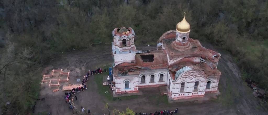 Ukrainer feiern Ostern in vom Krieg gezeichneter Kirche