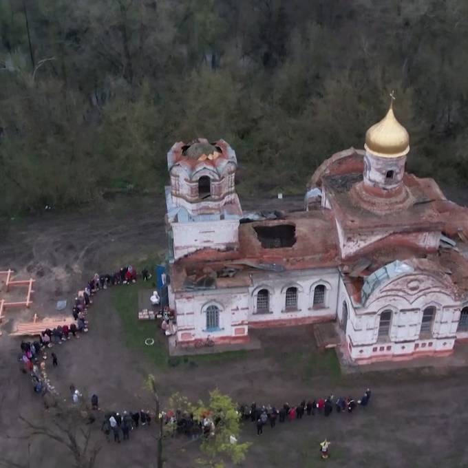 Ukrainer feiern Ostern in vom Krieg gezeichneter Kirche