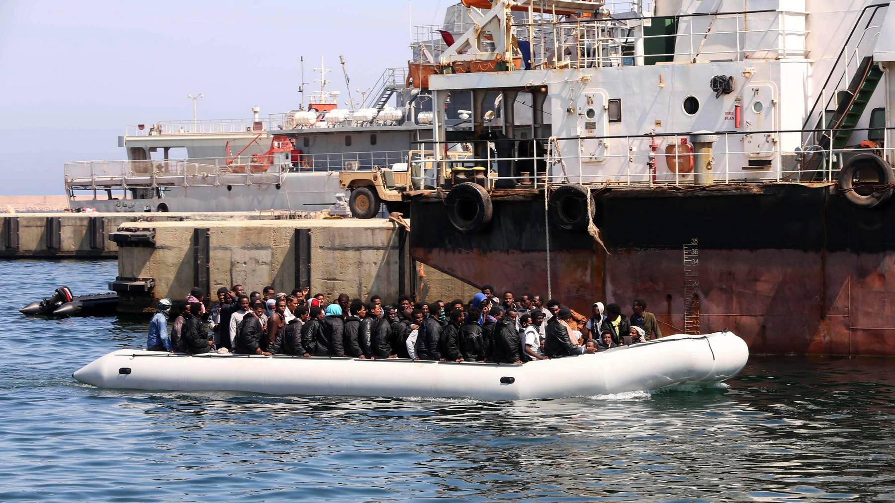 Migranten werden 2015 von der Libyschen Küstenwache abgefangen und in den Hafen von Tripoli zurückgebracht.