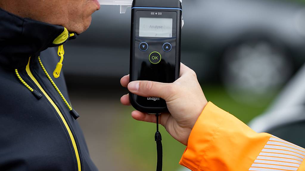 Der Atemalkoholtest zeigte, dass der Motorradfahrer getrunken hatte. (gestellte Szene/Archivaufnahme)