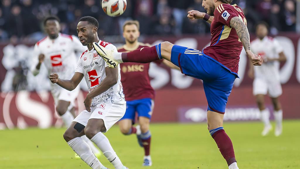Servette ist in der aktuellen Form eine Nummer zu gross für Lausanne-Ouchy - im Bild spielt Yoan Severin mit Gabriel Kyeremateng
