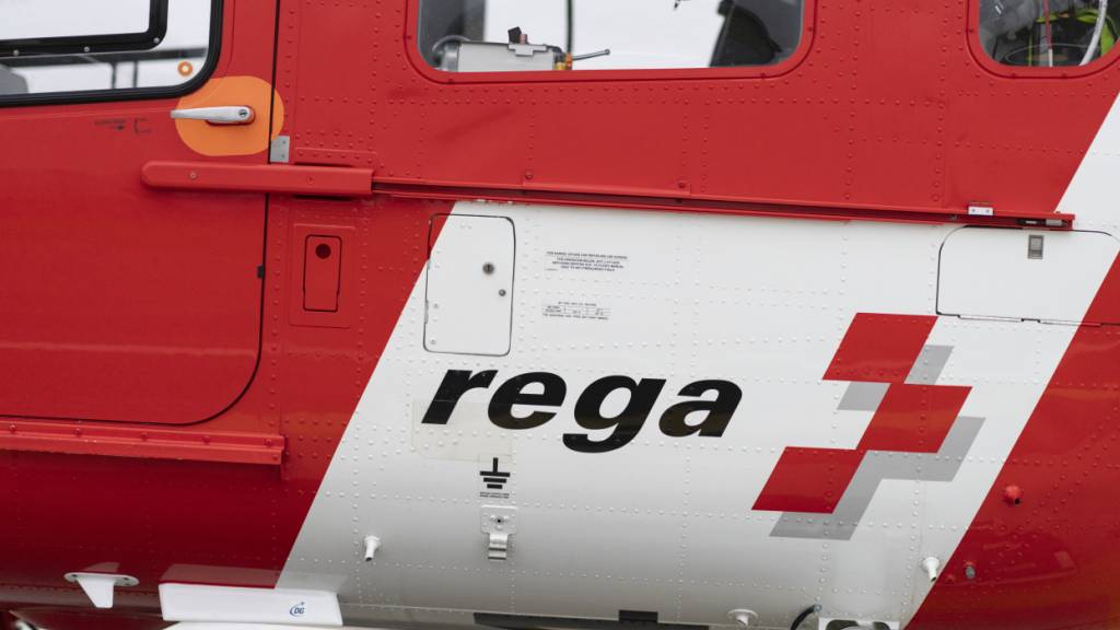 Die Rega flog die E-Bike-Fahrerin in ein Spital. (Symbolbild)