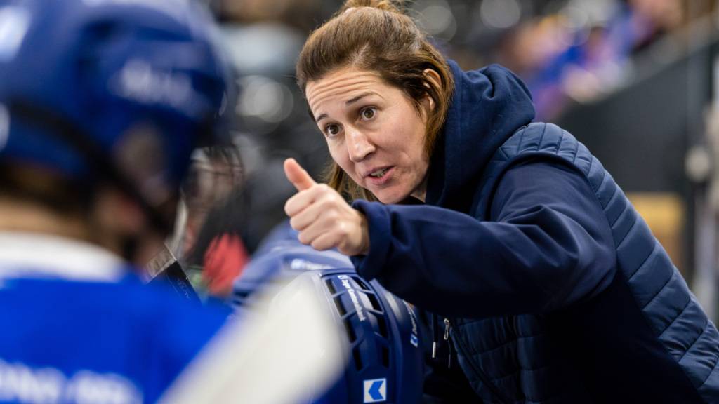 Auf Finalkurs: Trainerin Daniela Diaz mit den Frauen des EV Zug