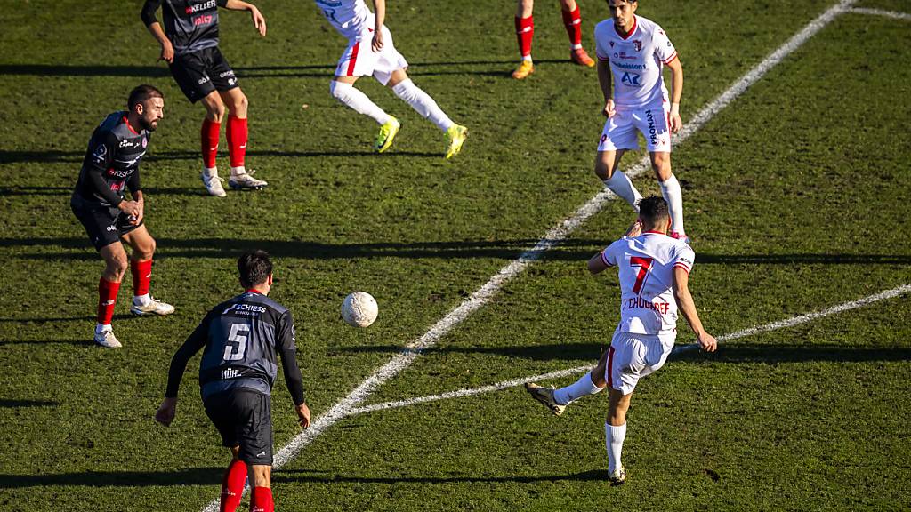 Ein Schuss von Ilyas Chouaref in der 25. Minute steht am Ursprung des unglücklich verlaufenen Nachmittags von Winterthurs Captain Granit Lekaj (links)