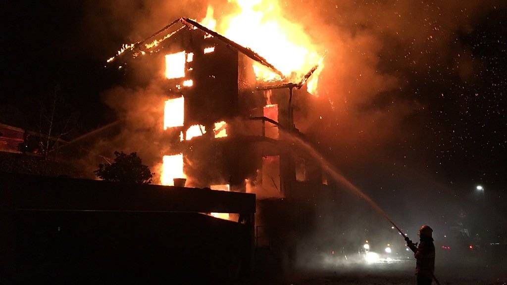 Bei einem Brand in Beckenried NW wurde ein aus Holz gebautes Mehrfamilienhaus vollständig zerstört. Der Sachschaden beträgt mehrere 100'000 Franken.