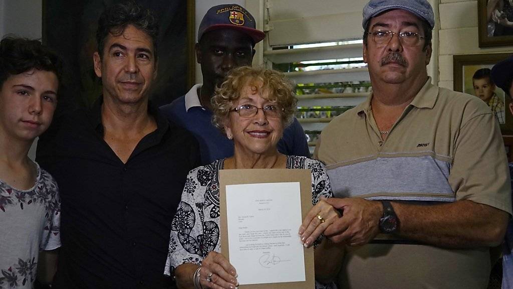 Die Kubanerin Ileana Yarza zeigt stolz den Brief, den sie von US-Präsident Barack Obama als Antwort auf ihre Briefe erhalten hat. Das Schreiben kam mit dem ersten US-Postflug seit fünfzig Jahren.