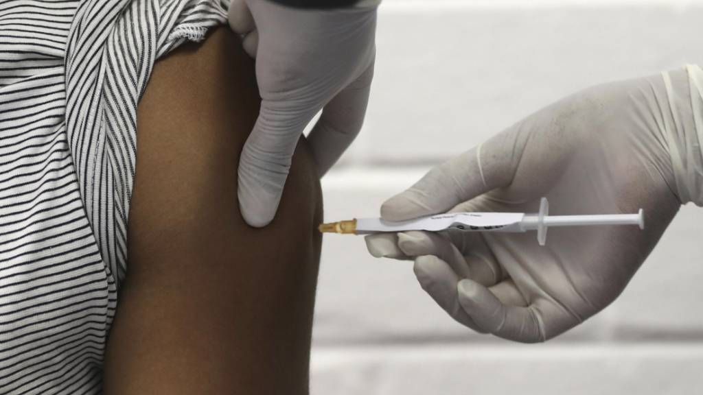 Nach Unterbrechungen wegen Komplikationen dürfen zwei Pharmakonzerne die klinischen Studien für einen Coronavirus-Impfstoff auch in den USA fortsetzen. (Symbolbild)