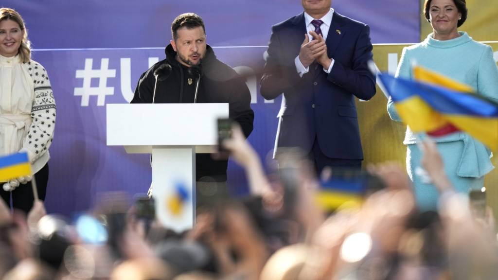 Der ukrainische Präsident Wolodymyr Selenskyj spricht bei einer Veranstaltung am Rande des Nato-Gipfels in Vilnius. Foto: Pavel Golovkin/AP/dpa