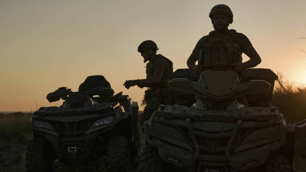 Ukrainische Soldaten fahren in Geländewagen an der Frontlinie. Foto: LIBKOS/AP