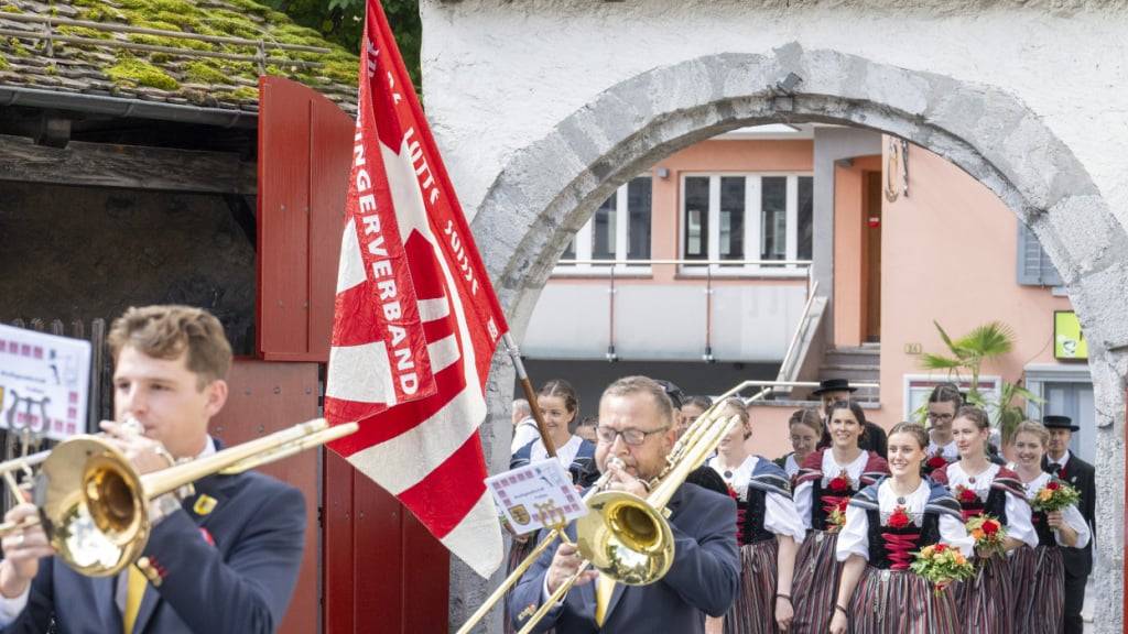 Die Fahne des Eidgenössischen Schwingverbands ist am Freitag feierlich im Glarnerland empfangen worden.