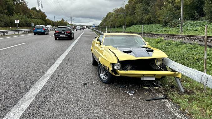 Mustang verunfallt auf nasser Fahrbahn und kracht in Leitplanke