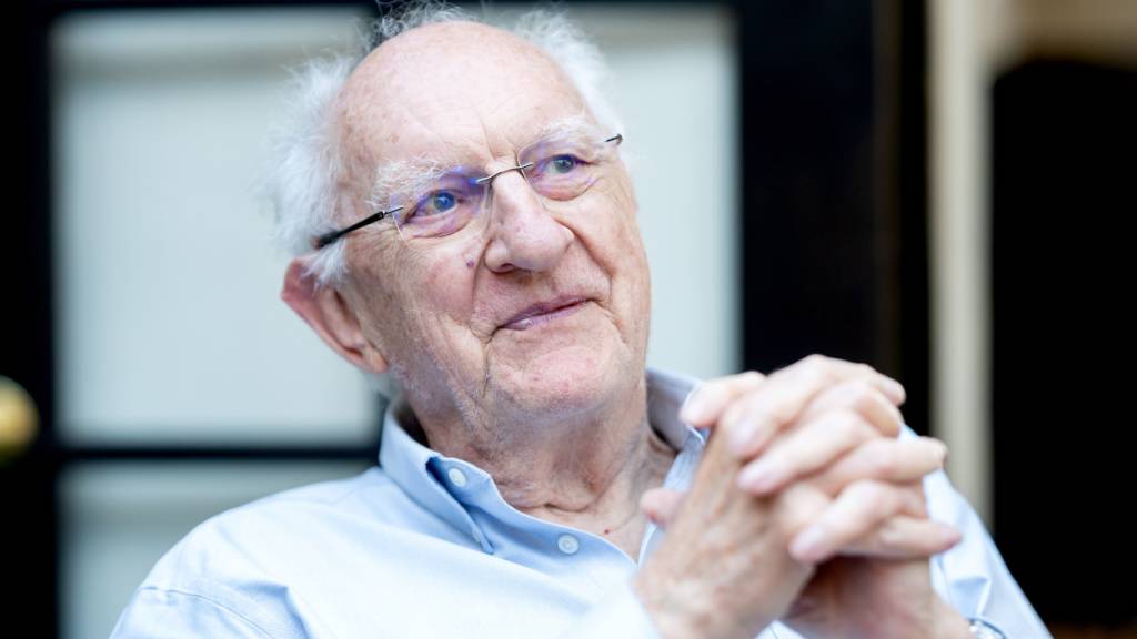 John Clarke sitzt in seinem Haus in Berkeley, nachdem er den Nobelpreis für Physik erhalten hat. Foto: Noah Berger/AP/dpa