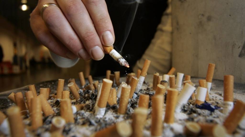 Männer erkranken in der Schweiz häufiger an Krebs als Frauen. Rauchen könnte ein Grund sein. Das gestiegene Gesundheitsbewusstsein der letzten Jahrzehnte wirkt sich nur langsam auf die Krebsstatistik aus: Noch steigt die Anzahl Fälle, nur die altersstandisierte Rate sinkt leicht. (Symbolbild)