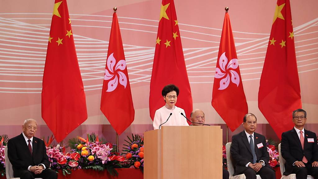 Die Stadthalterin Pekings in Hongkong, Carrie Lam, sprach am Mittwoch anlässlich des 23. Jahrestages der Rückgabe Hongkongs an China zu geladenen Gästen.