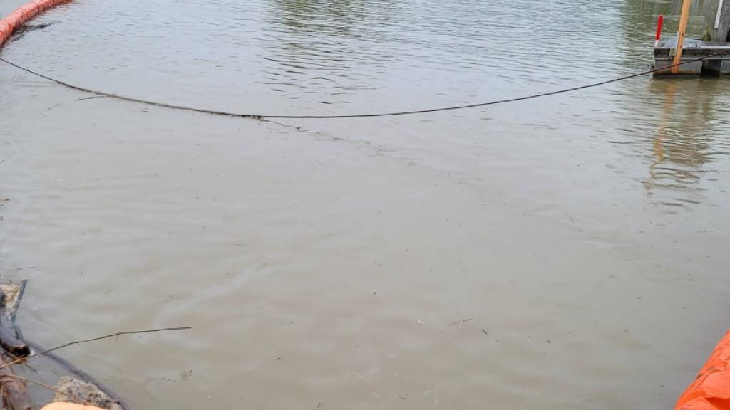 Wegen der öligen Wasserverschmutzung legte die Feuerwehr bei Altenrhein Ölsperren aus.