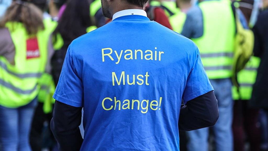 Das Personal beim irischen Billigflieger Ryanair ist in mehreren Ländern unzufrieden. Mitarbeitern fordern bessere Löhne und Arbeitsbedingungen. (Archivbild)