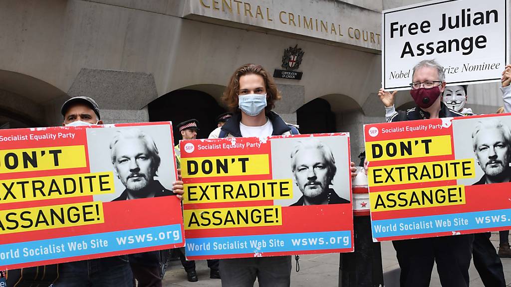 Demonstranten stehen mit Plakaten mit der Aufschrift «Don't Extradite Assange» (dt. Liefert Assange nicht aus) vor dem Old Bailey Gericht, im Vorfeld einer Anhörung im Kampf des Wikileaks-Gründers gegen die Auslieferung an die USA.