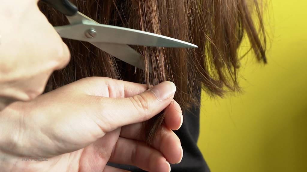 Wegen vergessenem Haargummi: Jugileiterin schneidet einem Mädchen die Haare ab, jetzt wird es teuer für sie