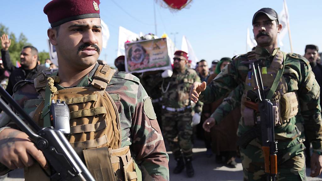 ARCHIV - Mitglieder einer irakischen schiitischen militanten Gruppe tragen den Sarg eines Kämpfers der Hisbollah-Miliz Kataib. Foto: Hadi Mizban/AP/dpa