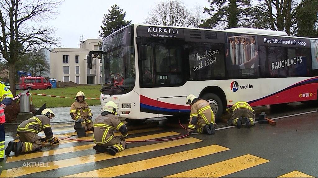 Eingeklemmt: Rentner von Auto angefahren und unter Bus geschleudert