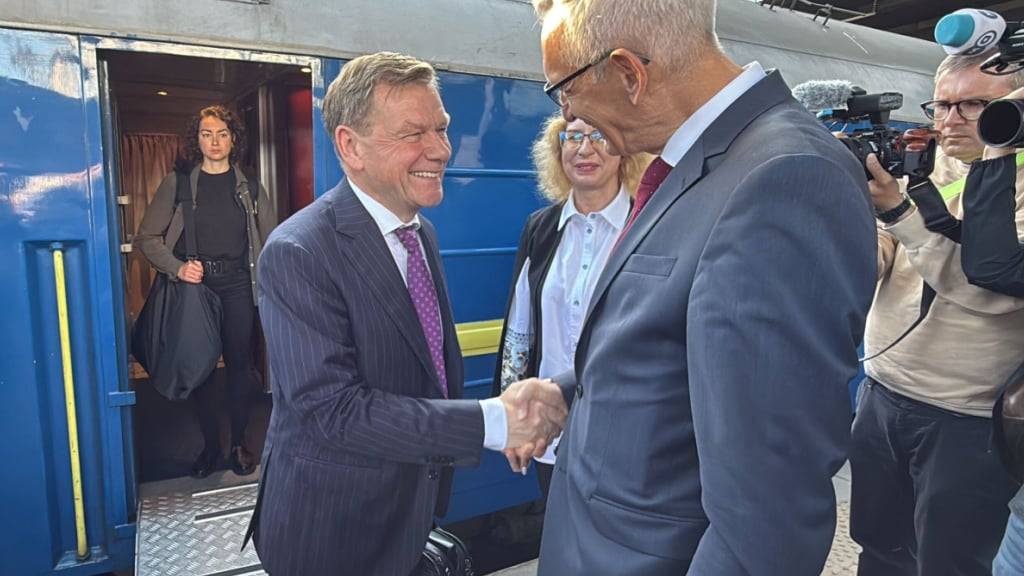 Johann Wadephul (links), Außenminister von Deutschland, kommt am Bahnhof in Kiew an und wird von Martin Jäger, Botschafter von Deutschland in der Ukraine, begrüßt. Foto: Jörg Blank/dpa