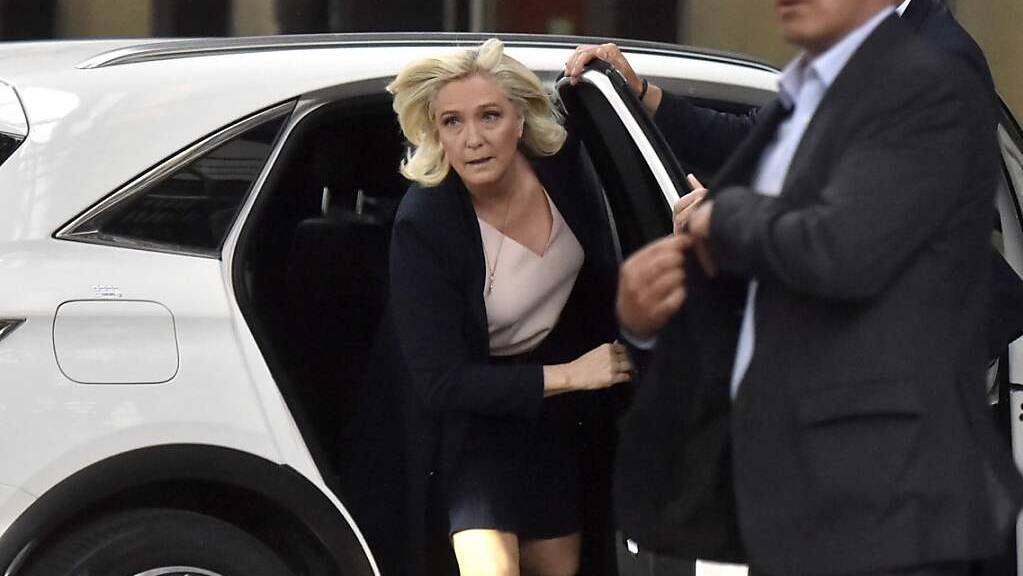 Marine Le Pen (l.) steigt aus einem Auto aus, bevor sie an einem Parteitag teilnimmt. Foto: Raymond Roig/AFP/dpa