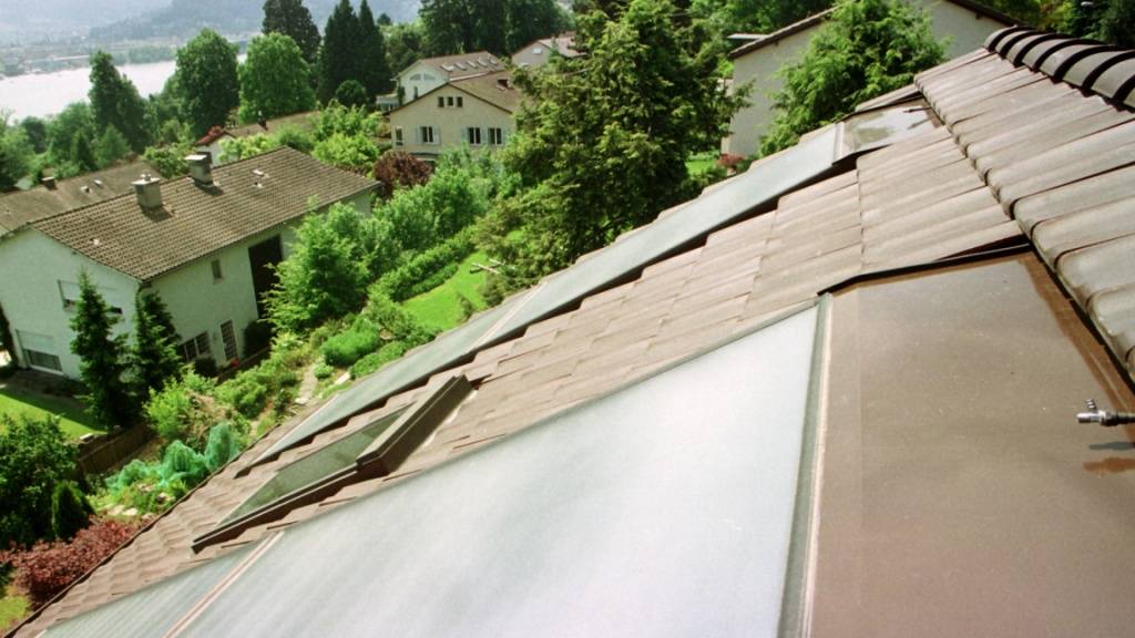 Im Kanton Thurgau sollen Dächer von Neubauten mit Solarenergie ausgerüstet werden. Die Grünen wollen eine entsprechende kantonale Volksinitiative lancieren.  (Archivbild)