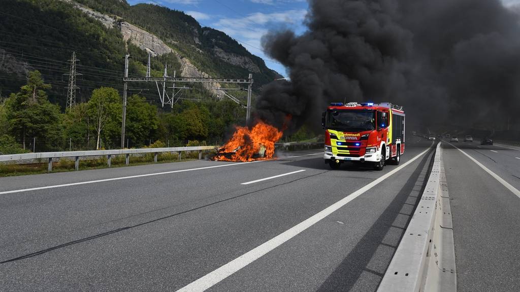 Rechtzeitig auf Pannenstreifen angehalten: Ein Auto brennt auf der Autobahn bei Chur vollständig aus.