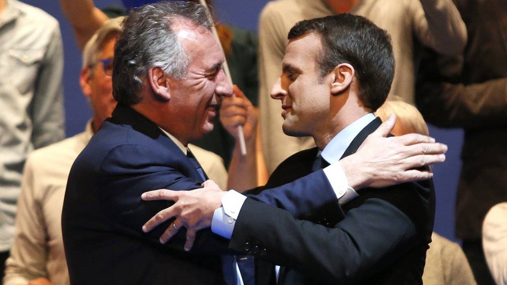 Ziehen für die Parlamentswahlen an einem Strick: Der französische Präsident Emmanuel Macron (rechts) und Zentrumspolitiker François Bayrou. (Archivbild)
