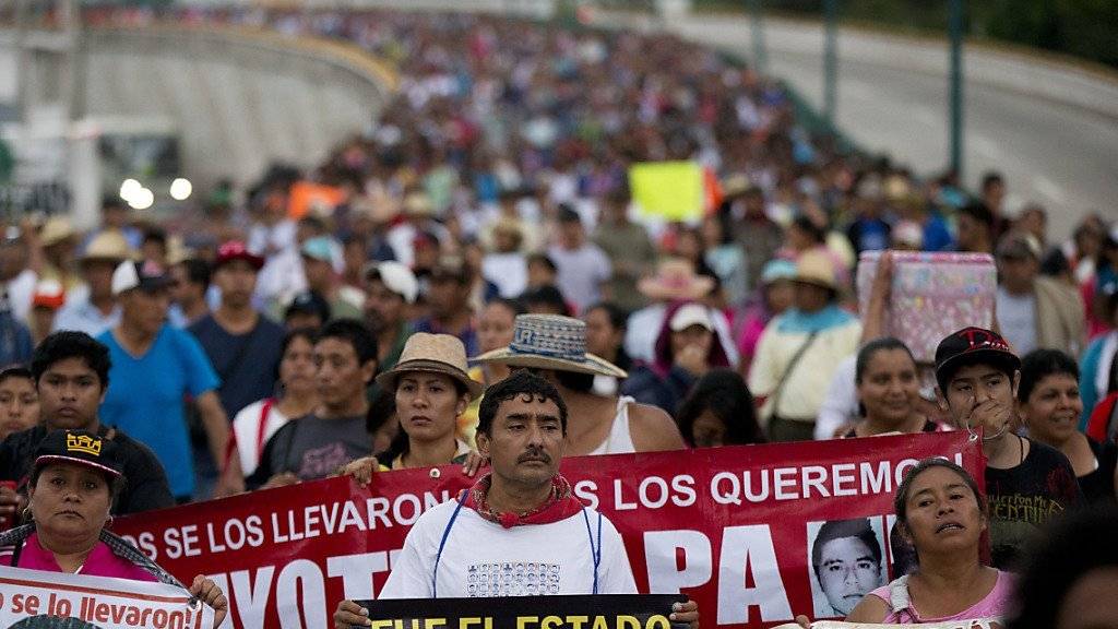 Angehörige führen den Marsch zum Gedenken an 43 verschwundene Studenten in Mexiko an: Der Tag des Verschwindens jährte sich am Samstag zum ersten Mal.