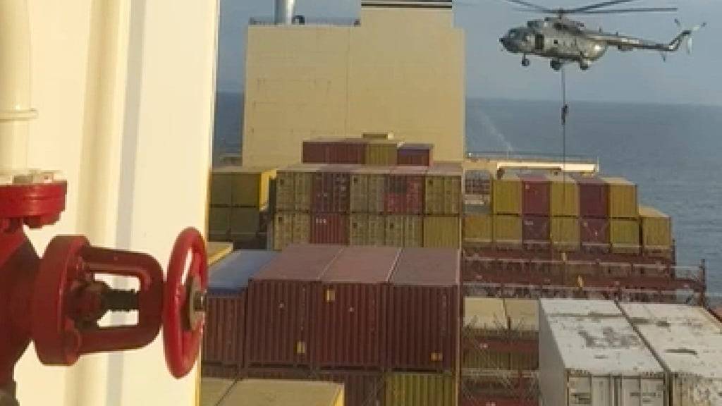HANDOUT - Ein Video zeigt einen Hubschrauberangriff auf ein Schiff in der Straße von Hormus.  Rund zwei Wochen nach der Beschlagnahmung des Containerschiffs «MSC Aries» will der Iran die Besatzung des Frachters freilassen. Foto: Uncredited/AP/dpa