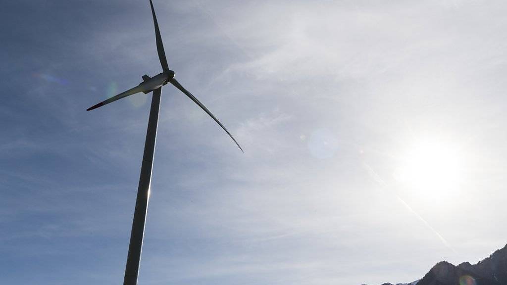 Der Bundesrat will Fördermassnahmen für erneuerbare Energien - wie etwa Windenergieanlagen - durch Lenkungsabgaben ersetzen. (Symbolbild)