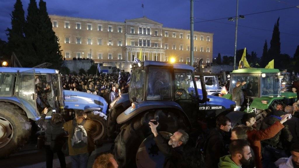 Bauern aus verschiedenen Landesteilen sind mit ihren Traktoren vor das Parlamentsgebäude in Athen gefahren. Sie protestieren gegen erhöhte Abgaben an den Staat und in die Pensionskassen.