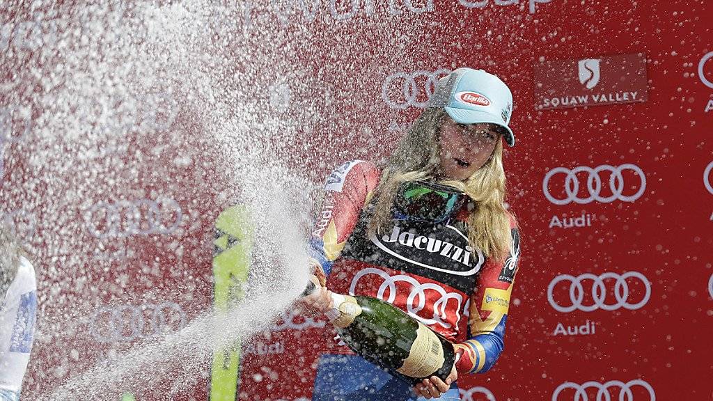 Mikaela Shiffrin lässt nach dem Gewinn des Slalom-Weltcups die Korken knallen