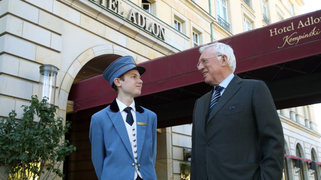 Steht zum Verkauf: Der Immobilieninvestor Anno August Jagdfeld unterhält sich mit einem Pagen vor dem bekannten Luxushotel. (Archivbild)